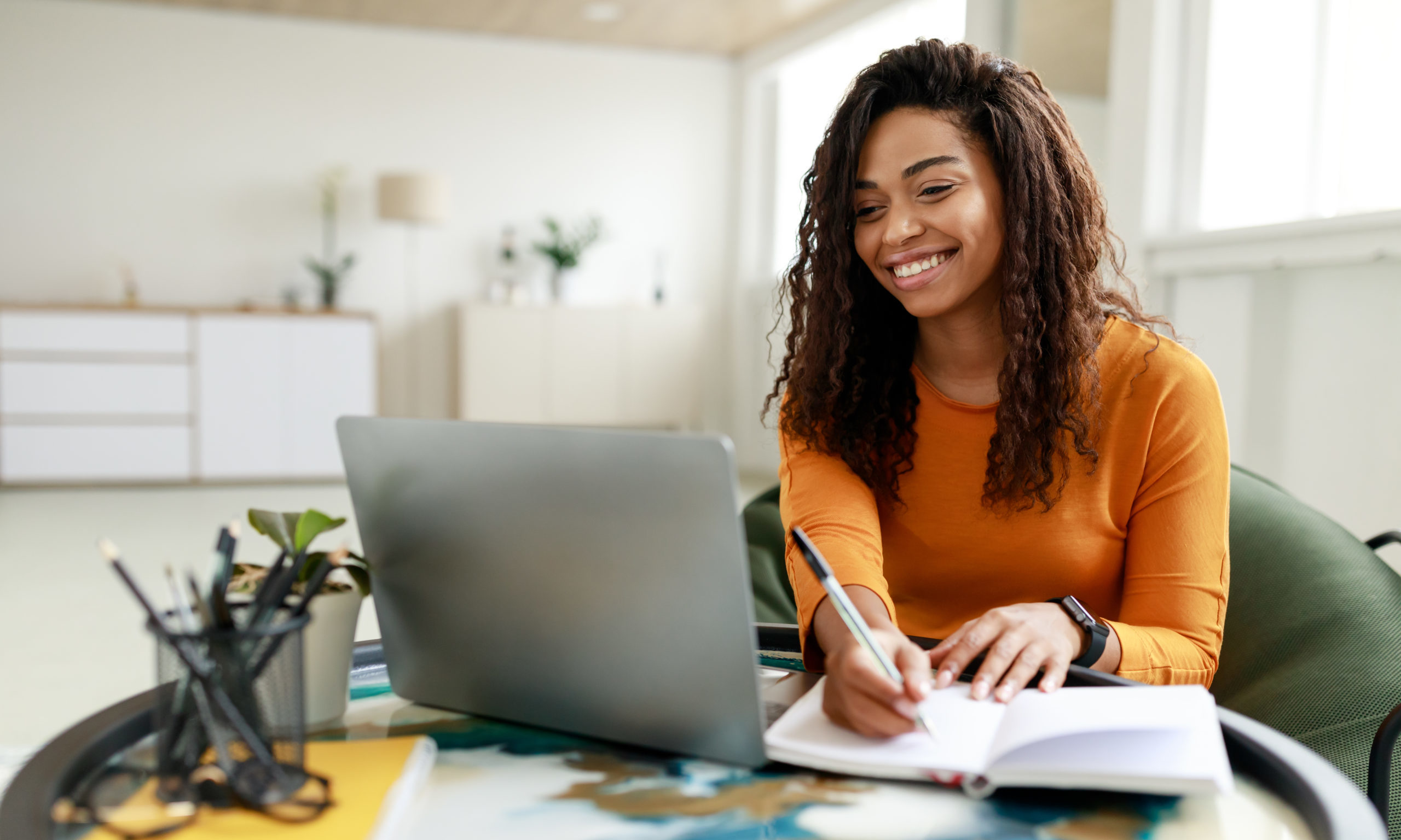 Pessoa trabalhando feliz